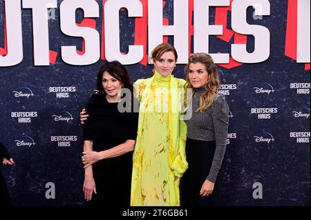 Iris Berben, Katharina stark, Anke Engelke bei der Premiere der Disney+ Streamingserie Deutsches Haus im Zoo Palast. Berlin, 08.11.2023 Stockfoto