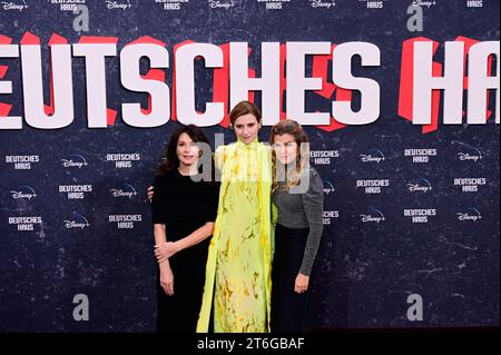 Iris Berben, Katharina stark, Anke Engelke bei der Premiere der Disney+ Streamingserie Deutsches Haus im Zoo Palast. Berlin, 08.11.2023 Stockfoto