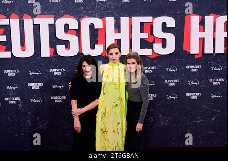 Iris Berben, Katharina stark, Anke Engelke bei der Premiere der Disney+ Streamingserie Deutsches Haus im Zoo Palast. Berlin, 08.11.2023 Stockfoto