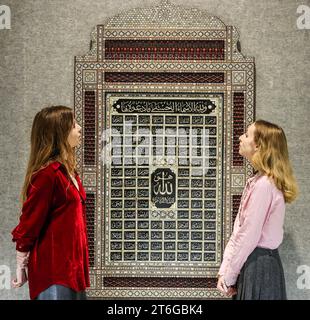 London, Großbritannien. November 2023. Eine Perlmutt Intarsien Holzplatte mit neunundneunzig Namen des Gottes Syrua 20th Century Est £6000-8.000.Paul Quezada-Neiman/Alamy Live News Credit: Paul Quezada-Neiman/Alamy Live News Stockfoto