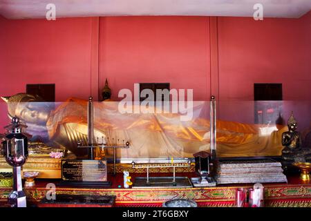 Alte antike buddha-Statue von Wat San Chao und Makham-Tempel für thailändische Reisen Besuch Respekt Gebeten Segen Wunsch Heilige Mys Stockfoto