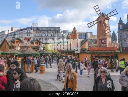 Birmingham, Großbritannien - 5. November 2023: Weihnachtsmärkte in Birmingham Frankfurt am Victoria Square Stockfoto