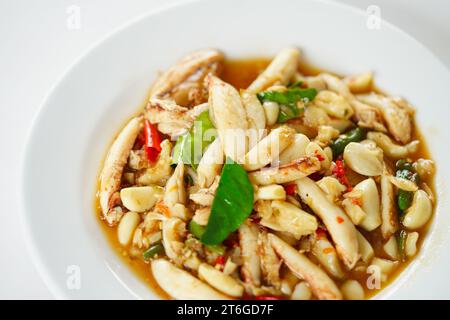 Thailändisches Essen, gebratenes Krabbenfleisch mit Chili, Knoblauch und Zitronengras. Nahaufnahme thailändisches Essensbild. Stockfoto