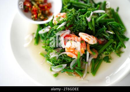 Gesundes thailändisches Essen, würziger und saurer Salat aus frischen Garnelen und Paco-Farn oder Yum Pak Kut in thailändischer Sprache. Natürliches Lebensmittelbild, Ansicht von oben. Stockfoto