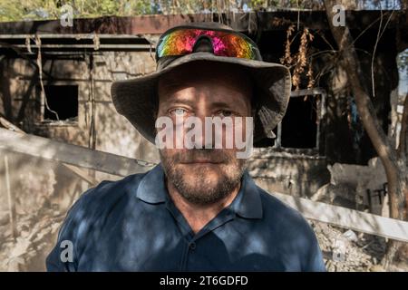 Nordwestliche Wüste Negev, Israel, 11.09.2023, Portrait von Agir, einer der Archäologen, die im Nir Oz Kibbuz arbeiteten, der am 7. Oktober von der Hamas angegriffen wurde. Kibbuz Nir Oz, einen Monat nach dem Angriff der Hamas: Die Leere der Zerstörung, der Geruch des Todes und die Arbeit der Archäologen. Einen Monat nach dem Angriff der Hamas auf den Kibbuz Nir Oz in Südisrael ist der Ort ein Symbol für die durch Gewalt verursachten Zerstörungen. Bei dem Angriff am 7. Oktober 2023 starben 140 Menschen, darunter 100 Einwohner des Kibbuz. Weitere 300 Einwohner wurden verletzt. Der Angriff war der Tote Stockfoto