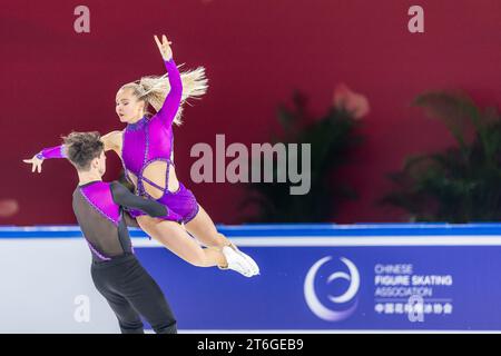 Chongqing. November 2023. Loicia Demougeot (R) und Theo Le Mercier (Frankreich) treten beim Eistanz-Rhythmus-Tanz beim Grand Prix des Eiskunstlaufs 2023 des Cup of China in Chongqing, dem 10. November 2023, an. Quelle: Chu Jiayin/Xinhua/Alamy Live News Stockfoto