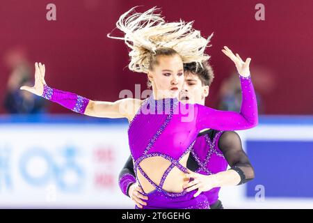 Chongqing. November 2023. Loicia Demougeot (L)/Theo Le Mercier aus Frankreich treten beim Eistanz-Rhythmus-Tanz beim Grand Prix des Eiskunstlaufs 2023 des Cup of China in Chongqing (10. November 2023) an. Quelle: Chu Jiayin/Xinhua/Alamy Live News Stockfoto