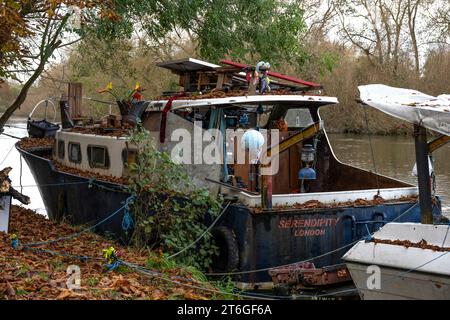 „Ein Spaziergang am Fluss“ - Live-an-Bord von Hausbooten entlang des Flusses in Reading und Thames Business Park Stockfoto