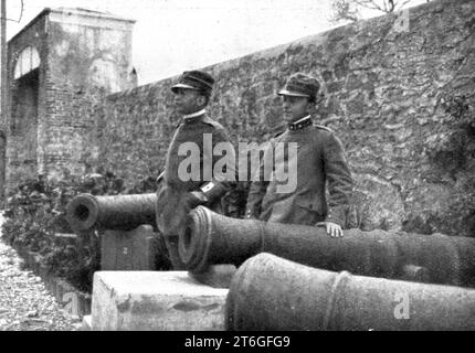 "les Italiens en Albanie ; le General italien Ferraro, Kommandant A Valona en Septembre 1916, au milieu des vieux canons venitiens du Port", 1916. Aus L'Album de la Guerre 1914-1919, Band 1 [L'Illustration, Paris, 1924]. Stockfoto