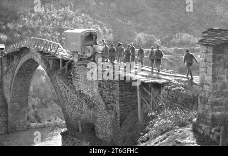 "les Italiens en Albanie ; un Auto-camion italienen mauvaise posture sur le pont du Sarantaporos, a la frontiere greco-albanaise", 1916. Aus L'Album de la Guerre 1914-1919, Band 1 [L'Illustration, Paris, 1924]. Stockfoto