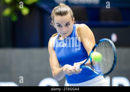 Sevilla, Spanien, 10. November 2023. Die französische Spielerin Clara Burel ist im Spiel gegen Deutschland beim Billie Jean King Cup Finale in Sevilla im Einsatz. Foto: Frank Molter Credit: Frank Molter/Alamy Live News Stockfoto