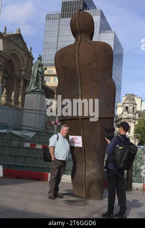 Victoria Square, Birmingham, Großbritannien. September 2023. Aktuelles Foto des eisernen Mannes mit einem anarchischen Anti-rat, der nicht zum Verkauf steht. Stockfoto