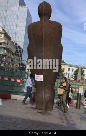 Victoria Square, Birmingham, Großbritannien. September 2023. Aktuelles Foto des eisernen Mannes mit einem anarchischen Anti-rat, der nicht zum Verkauf steht. Stockfoto