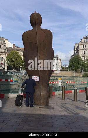 Victoria Square, Birmingham, Großbritannien. September 2023. Aktuelles Foto des eisernen Mannes mit einem anarchischen Anti-rat, der nicht zum Verkauf steht. Stockfoto