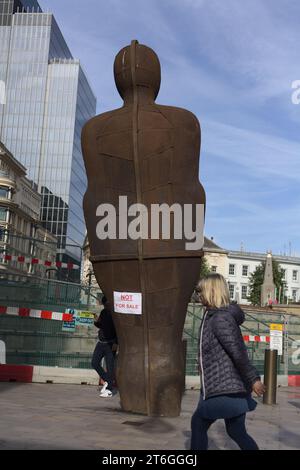 Victoria Square, Birmingham, Großbritannien. September 2023. Aktuelles Foto des eisernen Mannes mit einem anarchischen Anti-rat, der nicht zum Verkauf steht. Stockfoto