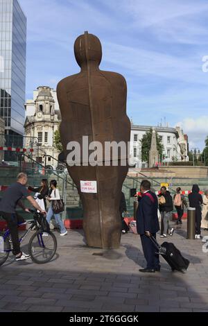 Victoria Square, Birmingham, Großbritannien. September 2023. Aktuelles Foto des eisernen Mannes mit einem anarchischen Anti-rat, der nicht zum Verkauf steht. Stockfoto