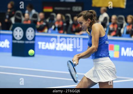 Sevilla, Spanien, 10. November 2023. Die französische Spielerin Clara Burel ist im Spiel gegen Deutschland beim Billie Jean King Cup Finale in Sevilla im Einsatz. Foto: Frank Molter Credit: Frank Molter/Alamy Live News Stockfoto