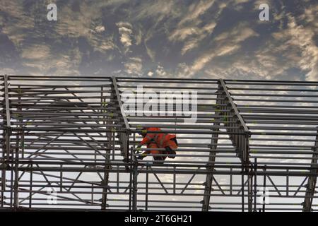 Reigate, Surrey, Großbritannien. 7. November 2023 Allgemeines Bild der Arbeiter auf einer Baustelle Stockfoto