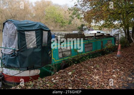 „Ein Spaziergang am Fluss“ - Live-an-Bord von Hausbooten entlang des Flusses in Reading und Thames Business Park Stockfoto