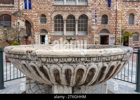Fontäne vor der Kirche des Heiligen Demetrius - Hagios Demetrios in Thessaloniki Stadt, Griechenland Stockfoto