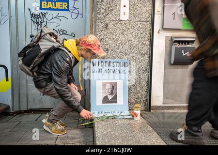 München, Deutschland. November 2023. Antifaschisten säubern Stolpersteine und legen Blumen und Kerzen am 9. November 2023 in München ab. Sie gedenken unter anderem an Olga Benario und Georg Elser. (Foto: Alexander Pohl/SIPA USA) Credit: SIPA USA/Alamy Live News Stockfoto