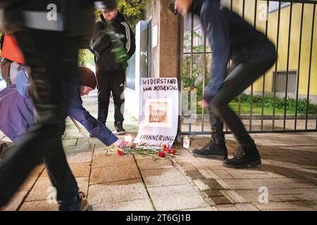 München, Deutschland. November 2023. Antifaschisten säubern Stolpersteine und legen Blumen und Kerzen am 9. November 2023 in München ab. Sie gedenken unter anderem an Olga Benario und Georg Elser. (Foto: Alexander Pohl/SIPA USA) Credit: SIPA USA/Alamy Live News Stockfoto