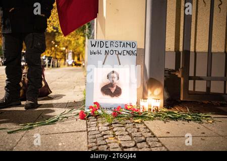 München, Deutschland. November 2023. Antifaschisten säubern Stolpersteine und legen Blumen und Kerzen am 9. November 2023 in München ab. Sie gedenken unter anderem an Olga Benario und Georg Elser. (Foto: Alexander Pohl/SIPA USA) Credit: SIPA USA/Alamy Live News Stockfoto