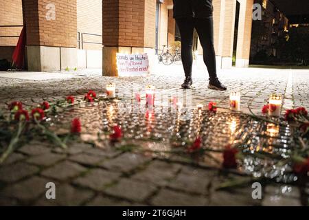 München, Deutschland. November 2023. Antifaschisten säubern Stolpersteine und legen Blumen und Kerzen am 9. November 2023 in München ab. Sie gedenken unter anderem an Olga Benario und Georg Elser. (Foto: Alexander Pohl/SIPA USA) Credit: SIPA USA/Alamy Live News Stockfoto