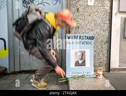 München, Deutschland. November 2023. Antifaschisten säubern Stolpersteine und legen Blumen und Kerzen am 9. November 2023 in München ab. Sie gedenken unter anderem an Olga Benario und Georg Elser. (Foto: Alexander Pohl/SIPA USA) Credit: SIPA USA/Alamy Live News Stockfoto