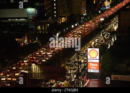 Draufsicht auf den Stau von Autos und Fahrzeugen auf der Sathorn Road, Silom und Sathon District, im Zentrum von Bangkok, Thailand, Südostasien um kurz nach 18:00 Uhr. Die Fahrer von Fahrzeugen haben Schwierigkeiten, in stark frequentierten Hauptverkehrszeiten Fortschritte zu erzielen. (Redakteure: Entschuldigen Sie, dass die Kamerazeit immer noch auf der Londoner Zeit ist, da ich vergessen hatte, sie bei Ankunft in Bangkok zu aktualisieren) Stockfoto