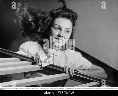 Jean Simmons. Britische Schauspielerin und Sängerin. Geboren am 31. Januar 1929, gestorben am 22. Januar 2010. Sie spielte hauptsächlich in Filmrollen, zunächst in Großbritannien während und nach dem Zweiten Weltkrieg. Als 14-Jährige hatte sie 1946 ihren großen Durchbruch in dem Film Great Expectives. Das Bild wurde 1945 in England aufgenommen und 1946 in der Zeitschrift Filmjournalen No. 5 in dem artikel mit dem Titel London's Beautiest Girl veröffentlicht. Der Fotograf Kristoffersson besuchte die damals 16-jährige Jean, wo sie im 120 Cheviot Garden, Hendon Way, London NW 12 wohnt. Ihr Onkel, die mächtige Filmfirma dir Stockfoto