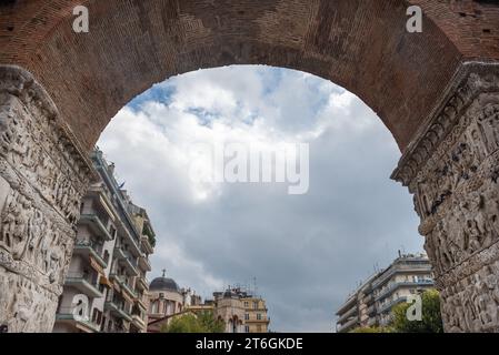 Triumphbogen des Galerius, auch bekannt als Kamara in Thessaloniki Stadt, Griechenland. Panagia Dexia Kirche auf Hintergrund Stockfoto