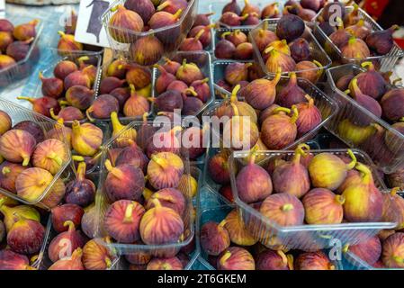 Feigen zum Verkauf auf dem Kapani-Lebensmittelmarkt in Thessaloniki, Griechenland Stockfoto
