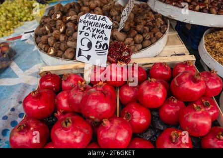 Granatäpfel und Nüsse auf dem Lebensmittelmarkt Kapani in Thessaloniki, Griechenland Stockfoto