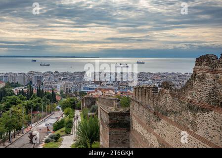 Thermaischer Golf von Thessaloniki aus gesehen vom östlichen Teil der Mauern von Thessaloniki, Überreste byzantinischer Mauern in Thessaloniki, Griechenland Stockfoto