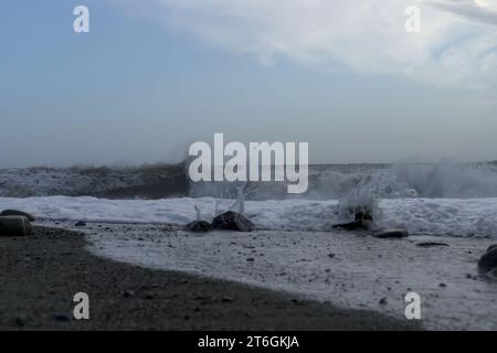 Entfesselte See in Ligurien - Sand und Wellen und Steine Stockfoto