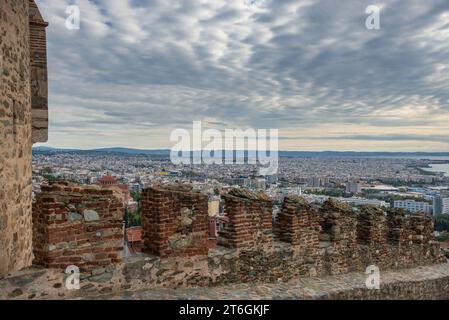 Blick vom östlichen Teil der Mauern von Thessaloniki, Überreste byzantinischer Mauern rund um die Stadt Thessaloniki im Mittelalter, Griechenland Stockfoto