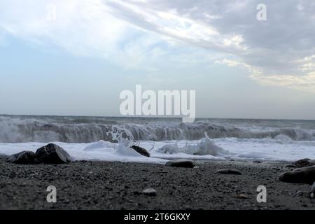 Entfesselte See in Ligurien - Sand und Wellen und Steine Stockfoto