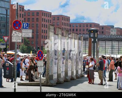 Deutschland, Berlin; Teile der Berliner Mauer stehen am Potsdamer Platz, als Erinnerung an die Zeit der Teilung der Stadt Stockfoto