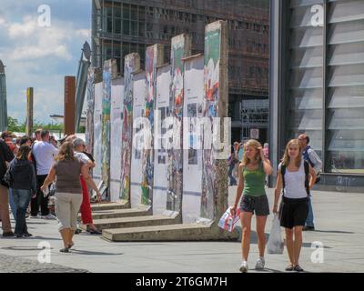 Deutschland, Berlin; Teile der Berliner Mauer stehen am Potsdamer Platz, als Erinnerung an die Zeit der Teilung der Stadt Stockfoto