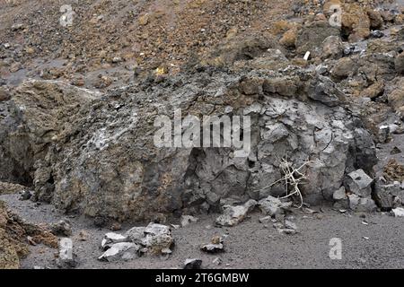 Große vulkanische Bomben (Tephra), die vom Vulkan Teneguia vertrieben werden. Dieses Foto wurde in Fuencaliente, La Palma, Kanarische Inseln, Spanien aufgenommen. Stockfoto