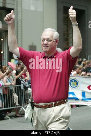 **DATEIFOTO** Alan Hevesi ist gestorben. Alan Hevesi beim 34. Jährlichen Gay Pride Marsch in New York City am 28. Juni 2003. Foto Copyright: XHenryxMcGeex Stockfoto