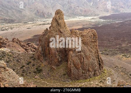 Roques de García. La Catedral, phonolytische Dik mit geometrischen Rissen und Fugen. Llano de Ucanca unten, Cañadas del Teide Nationalpark, Teneriffa Stockfoto