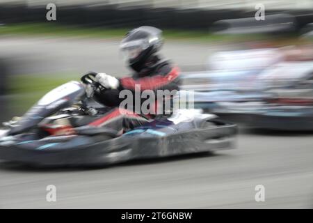 Esher, Surrey, Großbritannien 20. Oktober 2023 Karting und generische Òspeed Ò Effekte auf der Sandown Park Kart Track, Surrey, Großbritannien Stockfoto