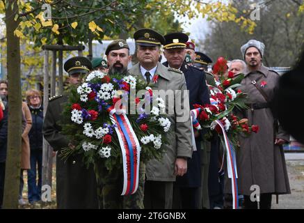 Olomouc, Tschechische Republik. November 2023. Gedenkakt anlässlich des Kriegsveteranen-Tages auf dem Militärfriedhof Cernovir, Olomouc, am 10. November 2023. Der Friedhof ist ein Kulturdenkmal, das durch internationale Konventionen geschützt ist. Es ist einzigartig, dass hier Mitglieder der österreichisch-ungarischen Armee, der russischen Zarenarmee und später der tschechoslowakischen Armee begraben sind. Quelle: Ludek Perina/CTK Photo/Alamy Live News Stockfoto