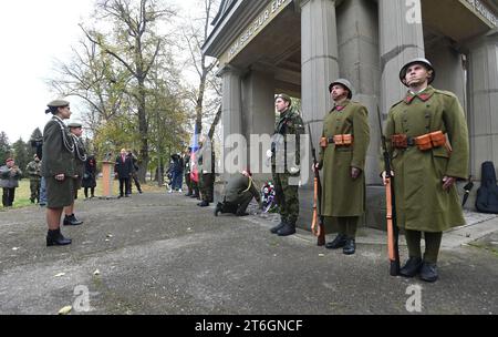 Olomouc, Tschechische Republik. November 2023. Gedenkakt anlässlich des Kriegsveteranen-Tages auf dem Militärfriedhof Cernovir, Olomouc, am 10. November 2023. Der Friedhof ist ein Kulturdenkmal, das durch internationale Konventionen geschützt ist. Es ist einzigartig, dass hier Mitglieder der österreichisch-ungarischen Armee, der russischen Zarenarmee und später der tschechoslowakischen Armee begraben sind. Die Männer auf der rechten Seite tragen historische Uniformen aus der Ersten Republik. Quelle: Ludek Perina/CTK Photo/Alamy Live News Stockfoto