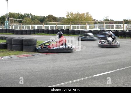 Esher, Surrey, Großbritannien 20. Oktober 2023 Karting und generische Òspeed Ò Effekte auf der Sandown Park Kart Track, Surrey, Großbritannien Stockfoto