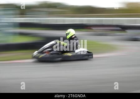 Esher, Surrey, Großbritannien 20. Oktober 2023 Karting und generische Òspeed Ò Effekte auf der Sandown Park Kart Track, Surrey, Großbritannien Stockfoto