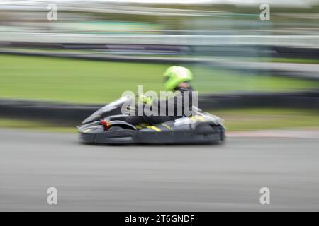 Esher, Surrey, Großbritannien 20. Oktober 2023 Karting und generische Òspeed Ò Effekte auf der Sandown Park Kart Track, Surrey, Großbritannien Stockfoto