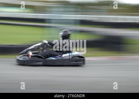 Esher, Surrey, Großbritannien 20. Oktober 2023 Karting und generische Òspeed Ò Effekte auf der Sandown Park Kart Track, Surrey, Großbritannien Stockfoto